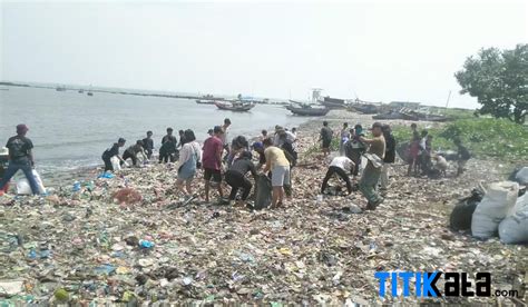 Cerita Warga Kisahkan Pantai Teluk Labuan Dipenuhi Sampah Titikkata