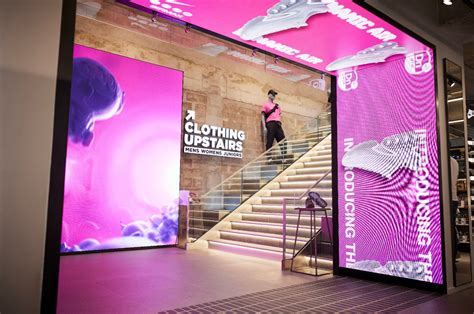 Champs Elysées JD Sports setzt auf Digital Signage invidis