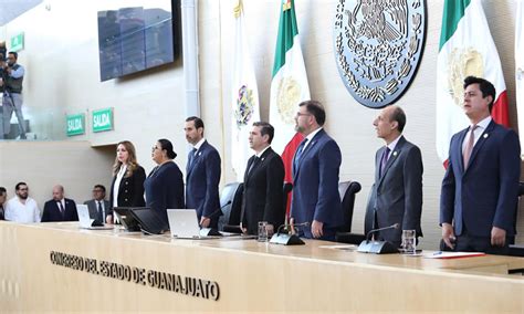 En sesión solemne del congreso se entona por primera vez el himno del