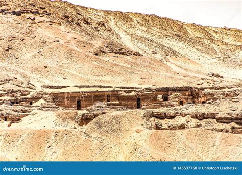 Las Tumbas De Los Nobles En Roca De Asu N Egipto Cortaron Cementary De