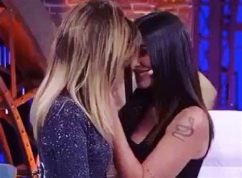 Tat Werneck E Cleo Pires D O Beijo Picante Em Programa