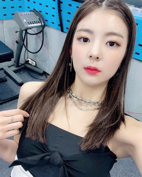 Itzy Pics On Twitter Sbs Young Street Lia South Korean Girls