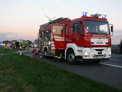 Feuerwehr Lohne löscht brennendes Auto auf der Autobahn Freiwillige