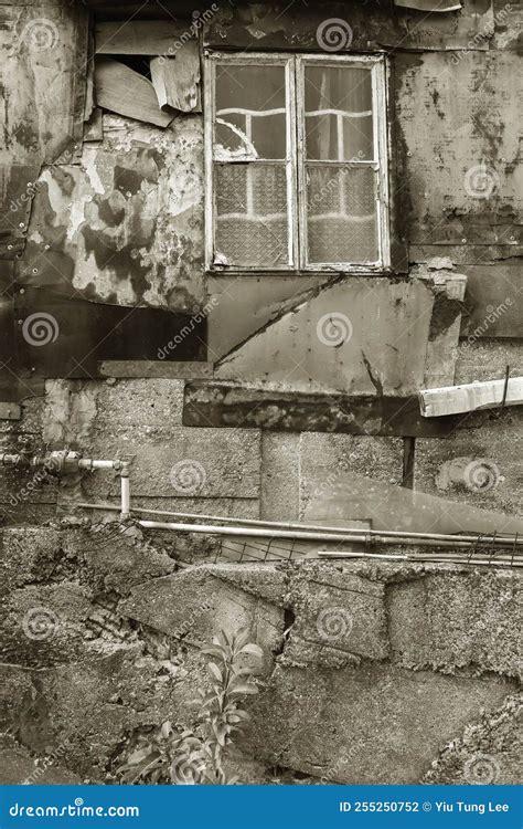 Ventana Rota En La Pared De Una Casa Abandonada Foto De Archivo