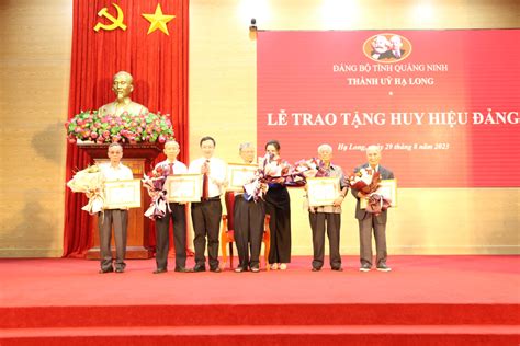 Thành ủy Hạ Long trao tặng Huy hiệu Đảng đợt 2 9 2023 Báo Quảng Ninh