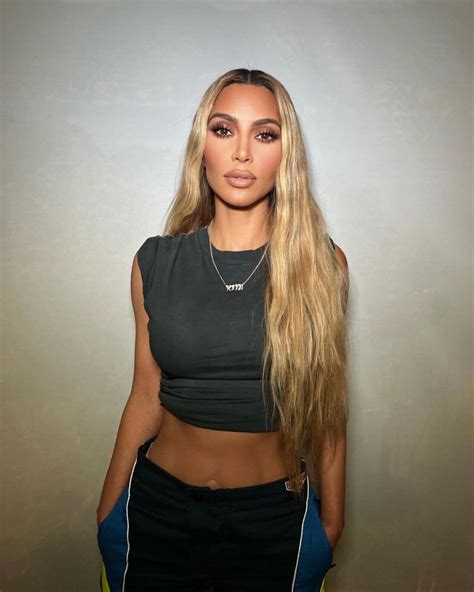 Kim Kardashian Revela Seu Cabelo Natural No Tiktok