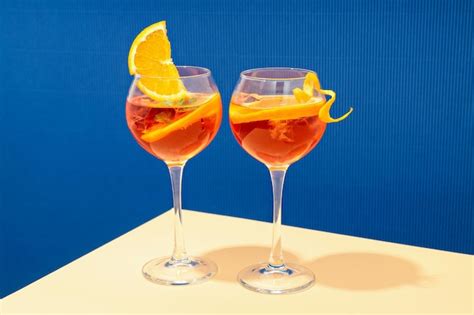 Conceito de coquetel de verão aperol spritz na mesa bege contra fundo