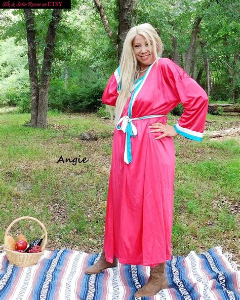 Vanity Fair Hot PINK NYLON NIGHTGOWN And Robe Set Peignoir Sleepwear