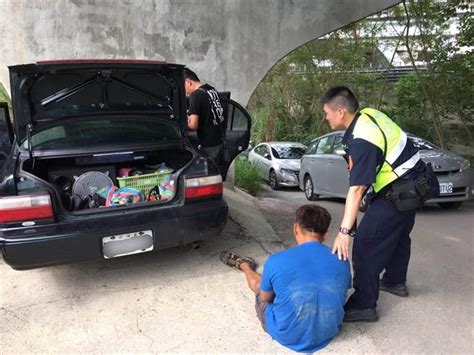 通緝犯裝綁鞋帶拔腿逃 警百米衝刺跳草叢逮人 社會 中時