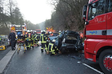 Schwerer Unfall Auf Der B 41 Lkw Rast In Wartende Pkw Nahe Zeitung