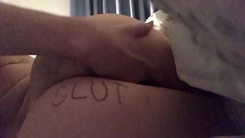 Puta desagradable juega y se mete los dedos en el coño mientras le azota el culo XVIDEOS