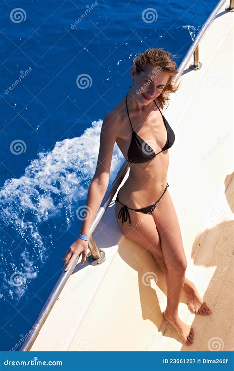 Junge Frau Im Bikini Der Auf Yacht Aufwirft Stockbild Bild Von Ozean