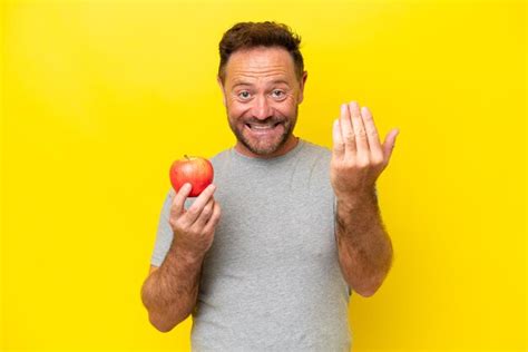 Hombre Cauc Sico De Mediana Edad Con Una Manzana Aislada De Fondo