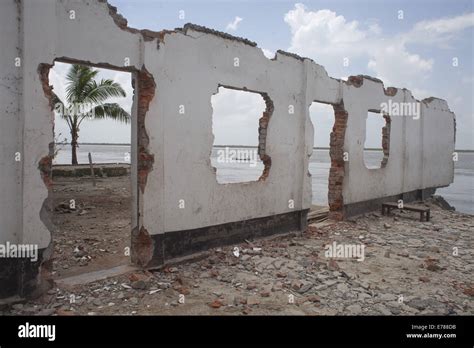 Munshigonj Bangladesh 9th Sep 2014 Building Of River Bank Erosion