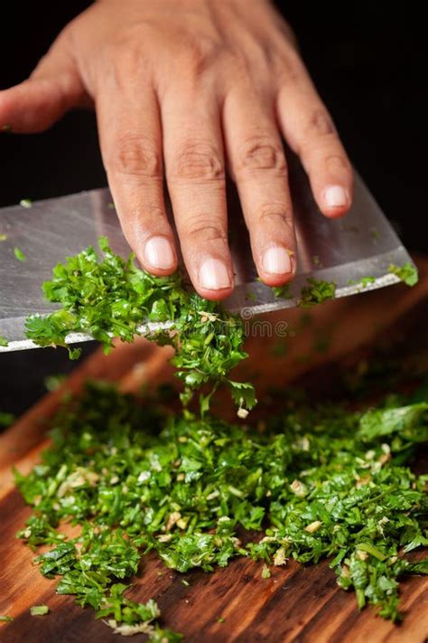 Primer Plano De Las Manos Picando Hojas Frescas De Cilantro Verde O