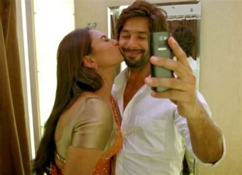 Unseen Hot Pics Of Sonakshi Sinha Kissing Shahid Kapoor Kiss Photos