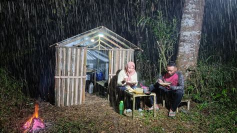 CAMPING HUJAN DERAS TIBA TIBA HUJAN DERAS PAS KITA MEMASAK DI DEPAN