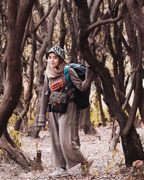 Outfit Naik Gunung Wanita Hijab Yang Simpel Tapi Keren