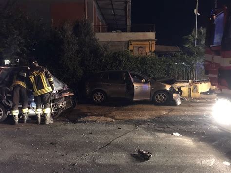 Tragedia Sulla Nomentana Auto Si Schianta Contro Palo Un Morto