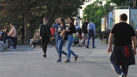 Bolest Poljupca Opet U Beogradu Epidemiolog Otkriva Koje Grupe Gra Ana