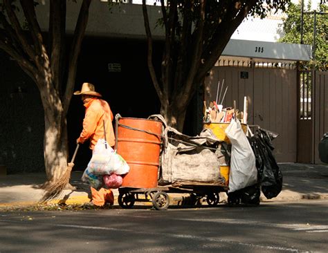 Todos los días barrenderos en la CdMx recorren la distancia entre