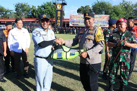 Kapolda Papua Mathius Fakhiri Pimpin Apel Gelar Pasukan Operasi Lilin