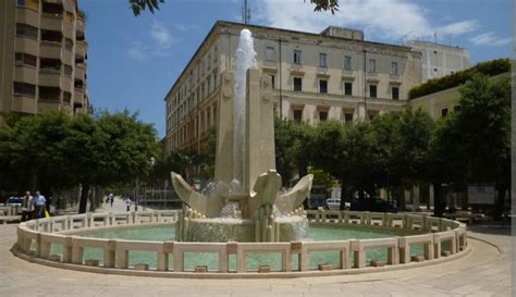 Piazza Cairoli Una Pista Di Pattinaggio Sul Ghiaccio Durante Le