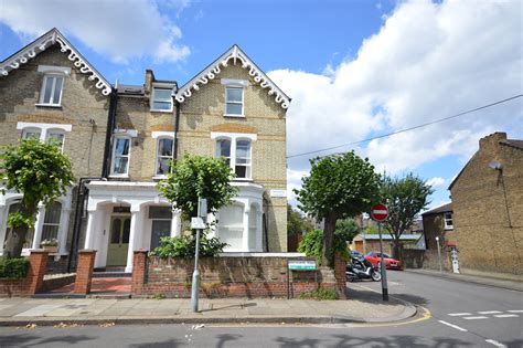 Exploring Local Amenities and Property on Lower Richmond Road Putney 3