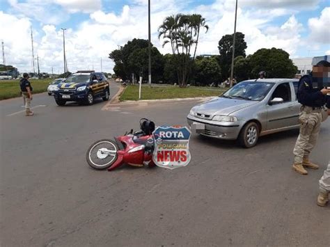 Colisão entre carro e motoneta é registrada em rotatória da BR 364