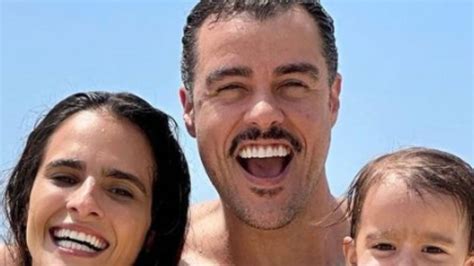 Joaquim Lopes curte praia a esposa e as gêmeas Princesas