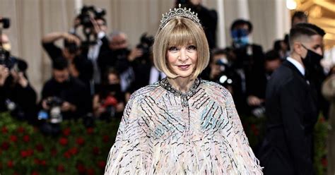 What Is Anna Wintours Net Worth Details On The Vogue Icon