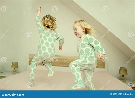 Deux Petites Soeurs De Jumeau Identique Dans Des Pyjamas Identiques