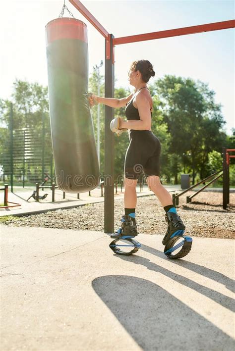 Disparo Completo De Joven Deportista En Kangoo Saltando Zapatos De