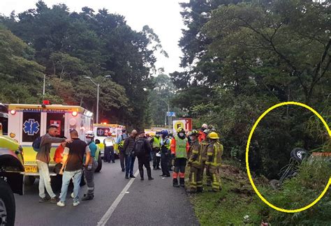 Volcamiento De Chiva En La Vía Las Palmas De Medellín