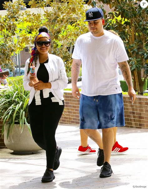 Rob Kardashian et sa fiancée Blac Chyna se promènent dans les rues de