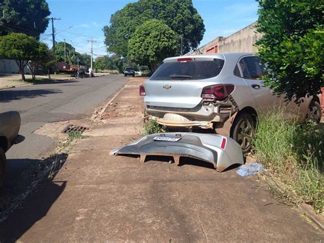 Caminhão boiadeiro desce sem motorista bate em carro e destrói fachada