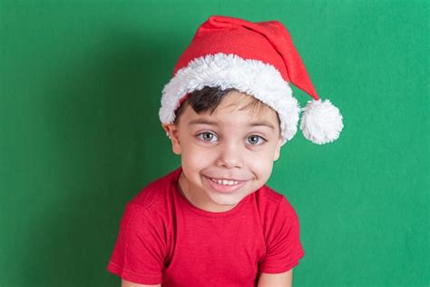 Gar On Heureux Et Souriant Avec Un Chapeau De No L Photo Gratuite