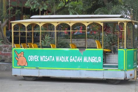 Foto Aktivitas Di Obyek Wisata Waduk Gajah Mungkur Halaman