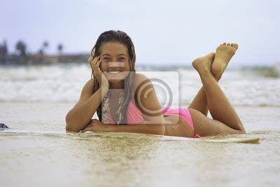 Fototapeta Nastolatka W Tym Bikini Z Desk Surfingow Na Hawaje Pla