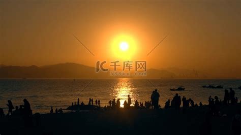 厦门黄厝海滩唯美日出海滩上的人群剪影高清摄影大图 千库网