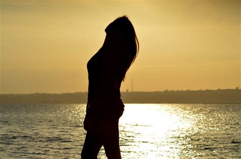 Images Gratuites main plage eau océan horizon silhouette fille