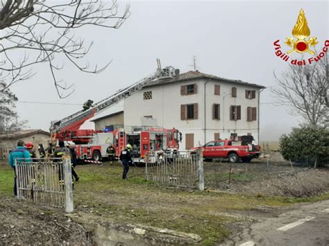 Aereo Precipita E Si Schianta Su Una Casa Un Morto Nel Tragico