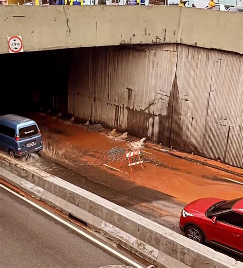 Adutora De Gua Rompe E Afeta Tr Nsito Na Avenida Perimetral Em Santo Andr