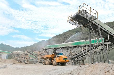 Camión volquete que transportaba minerales en una mina de cemento