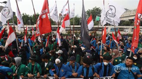 Massa Demo Buruh Mahasiswa Gelar Aksi Di DPR Dan Patung Kuda Rekayasa