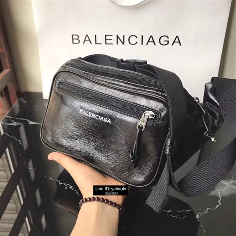 Balenciaga巴黎世家最新款全皮胸包 做腰包，時尚簡約，深受大眾喜愛，怎麼用都好看，尺寸：38＊16＊8cm，義大利進口皮，293s黑色