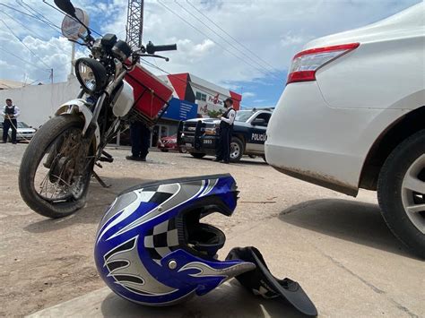 Joven motociclista resulta con lesiones tras chocar contra un automóvil