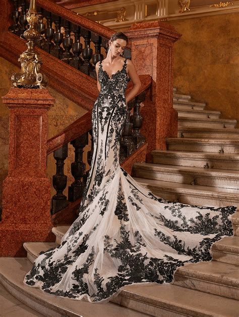 Black And White Wedding Dresses Deer Pearl Flowers