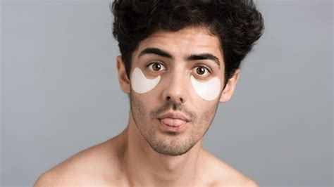 Um Jovem Homem Caucasiano Barba Por Fazer E Manchas Sob Os Olhos