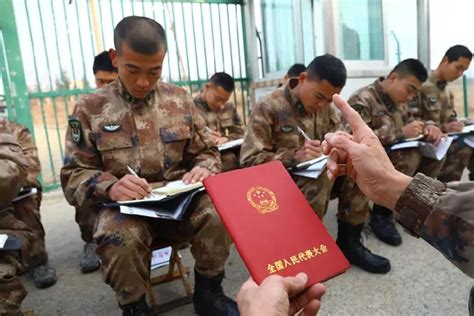 从北京返回部队，这位全国人大代表直奔伞训场 中华人民共和国国防部